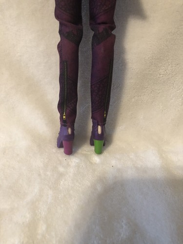 Disney Descendants Mal 11"" Puppe Insel der verlorenen lila - Bild 4 von 6