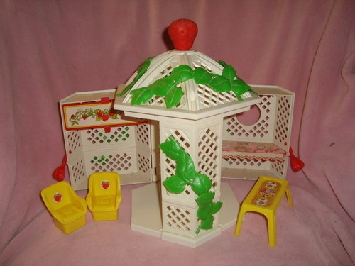 Vintage AGC 1981 Strawberry Shortcake Garden House Gazebo w/ Chairs & Table Lot - Picture 1 of 11