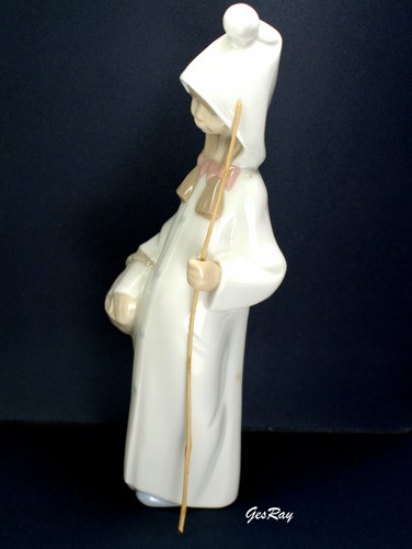 Collectible Lladro Figurine Girl with Basket and Walking Stick, Lladro People - Picture 3 of 6