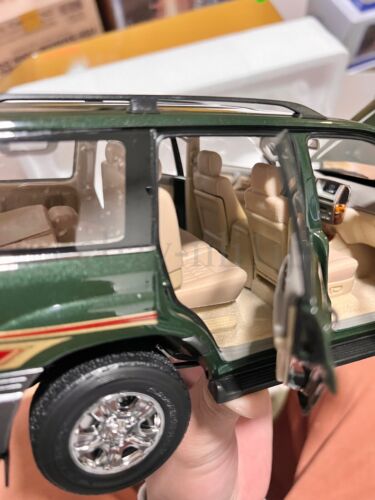 1:18 Scale Toyota Land Cruiser VXR Green Diecast Model Car - Picture 13 of 20