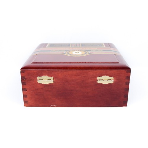 Caja de cigarros de madera vacía de doble envejecimiento Perdomo Churchill Sun Grown 8" x 8" x 3,25" - Imagen 7 de 12