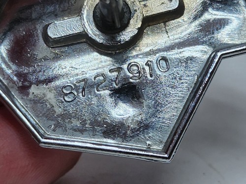Vintage 69-70 OEM Buick Electra 225 pannello vela intestazione stemma metallo 8727910 - Foto 5 di 7
