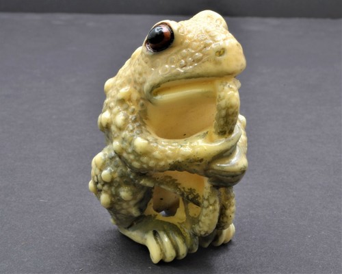 Vintage Resin Funny Frog Figurine. Hand Carved with Beautiful Details - Picture 4 of 4