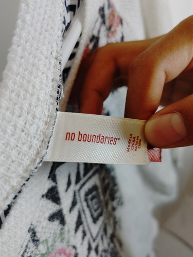 No Boundaries Size M white and black Sweater for women - Picture 2 of 6