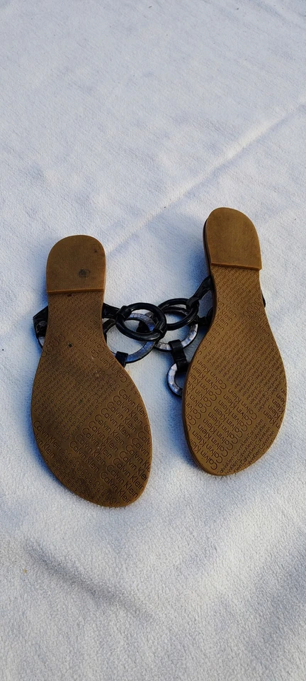 Sandalias circulares negras de charol Calvin Klein Groovy Foto 3 de 4