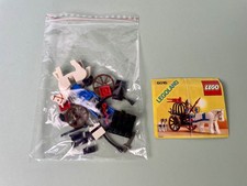 LEGO Castle: Knights' Arsenal (6016) mit Anleitung. Ritter fehlt.