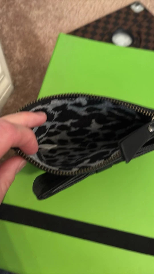 Muñequera de cuero con calavera tachonada Betsey Johnson muy linda nueva Foto 3 de 4