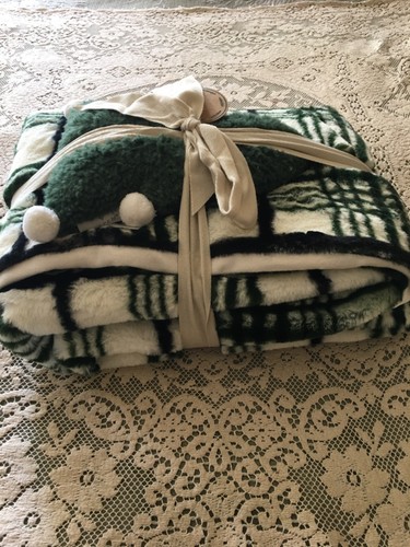 New Aspen Decorative Faux Fur Throw Blanket With Pillow Set 50" X 60" - Picture 3 of 5