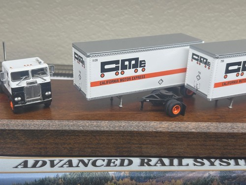 CALIF MOTOR EXP - FREIGHTLINER SEMI TRACTOR & 2 WEDGE TRAILERS HO Scale RTR NEW - Picture 2 of 10