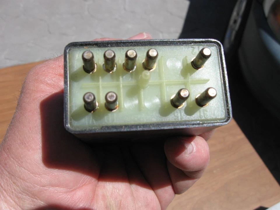 NUEVO Interruptor de velocidad del motor genuino Mercedes Benz EGR 1987 W201 190D 2.5 Turbo Foto 2 de 3