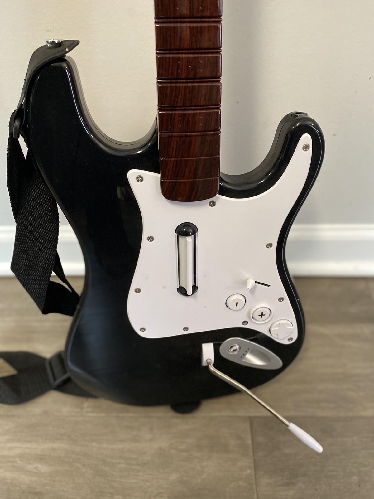 Nintendo Wii Fender Stratocaster RockBand Guitar Harmonix Model NWGTS2 No Dongle - Photo 2 sur 6