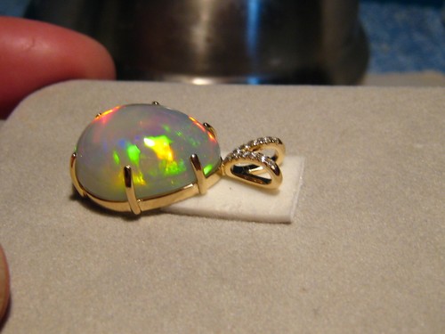 Brilliant 14 ct. Opal and Diamond Pendant , Solid 14 k Yellow Gold B5+ - Picture 7 of 13