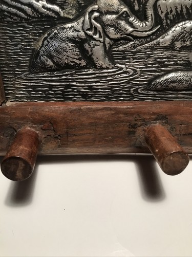 Escultura en relieve de metal de colección elefantes marco de madera con ganchos arte de pared rústico único en su clase - Imagen 7 de 12