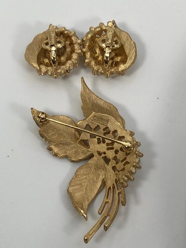 Set gioielli orecchini clip spilla foglia strass perle finte corona Trifari vintage - Foto 11 di 15