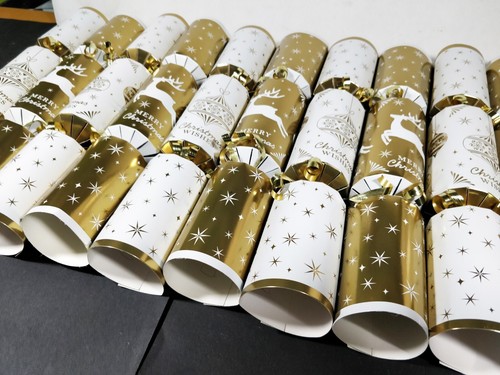 20 x Premium Christmas Crackers Bon Bons 30cm Gold & White with Snap, Toy & Hat - Picture 3 of 4