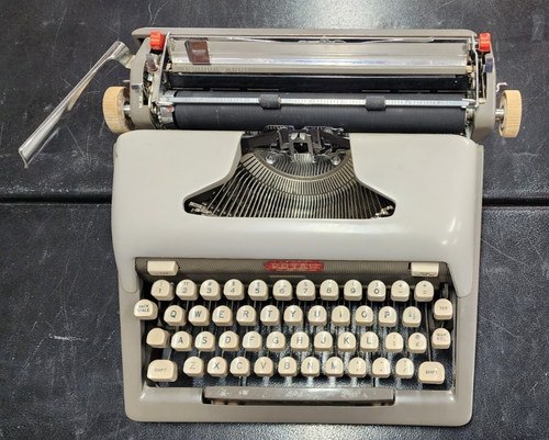 Royal Futura Typewriter with Case - Royal Futura 800 Typewriter USA - Picture 2 of 11