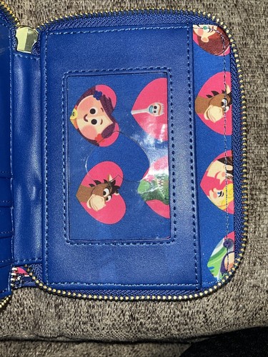 Loungefly Pixar Moment Toy Story Woody Bo Peep Geldbörse blau durchgehender Reißverschluss - Bild 6 von 7
