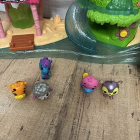 Hatchimals CollEGGtibles Tropical Party Island Playset & Egg Basketw/ 5 figures.