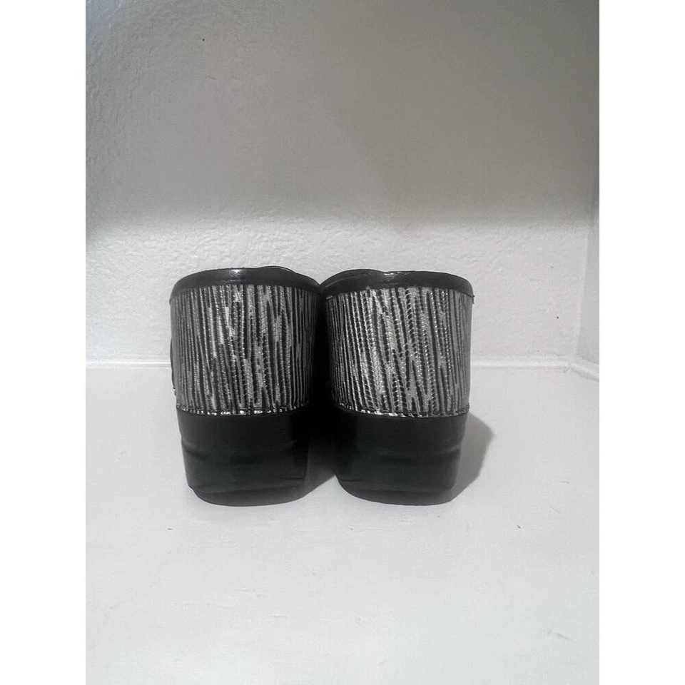 Zueco metálico Dansko negro plateado estampado animal talla 40 Foto 3 de 4