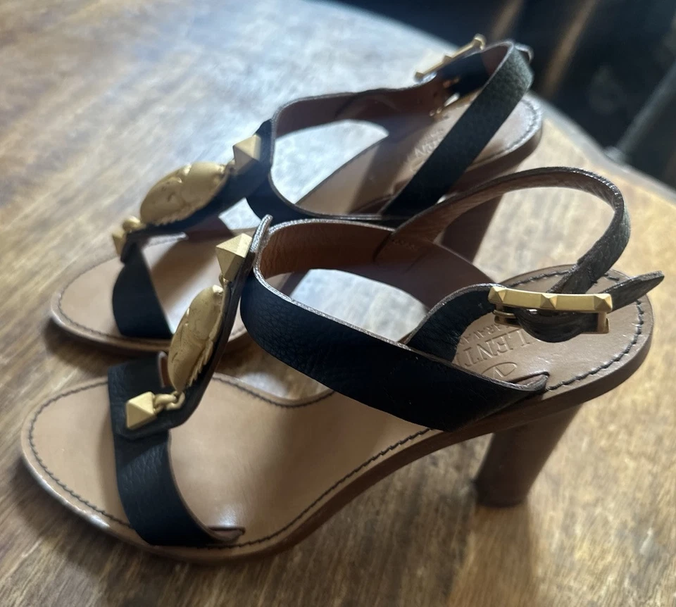 Sandalias con correa en T Valentino Garavani para mujer de cuero escarabajo negro IT 37,5/US 7,5 $1250 Foto 4 de 4