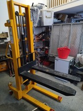 Manual Pallet Stacker 1000kg Capacity 1.6m Lift Height
