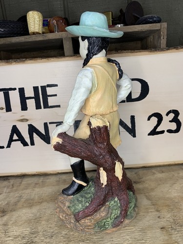 Chalkware Statue Of Cowgirl Leaning Against A Log With Boots, Hat And Haversack - Picture 7 of 12