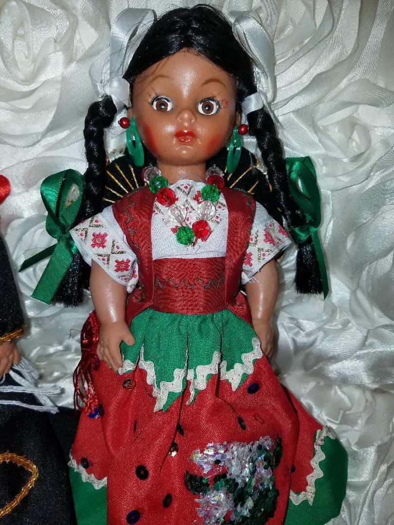 2 Beautiful Vintage Mexican dolls with their Traditional clothes