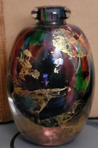 Jarrón o botella de vidrio pequeño soplado a mano en forma ovalada multicolor con reflejos dorados - Imagen 3 de 7