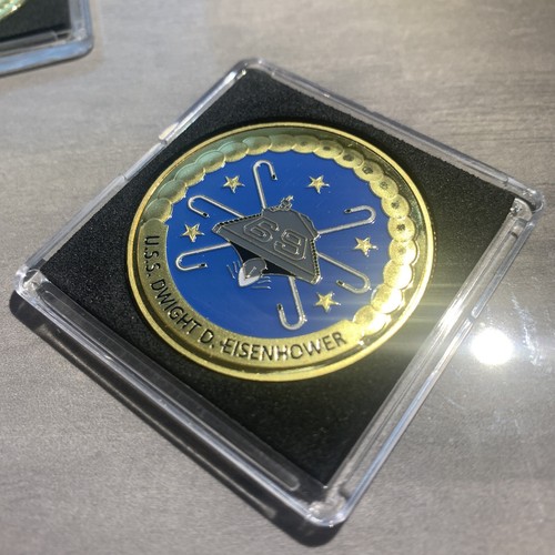 Moneda de desafío USS Dwight D Eisenhower CVN-69 USN-US AZUL MARINO 40 mm con estuche 2x2 ST - Imagen 8 de 16