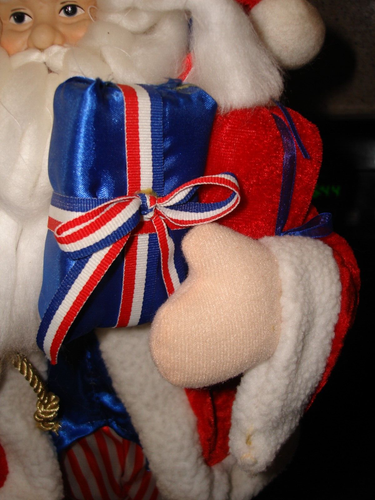 19" PATRIOTIC RED/WHITE/BLUE FREE STANDING SANTA W/ BAG, GIFTS & AMERICAN FLAG - Picture 7 of 10