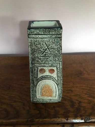 Troika studio pottery vase decorated by Louise Jenks with Troika mark, 17cm high - Picture 2 of 10
