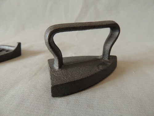 Collectible decorative miniature metal iron in a metal base - Picture 7 of 9