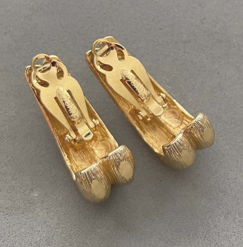 Vintage ST. JOHN Gold Plated Texture Chunky J Hook Hoop Huggie Clip On Earrings - Picture 7 of 7