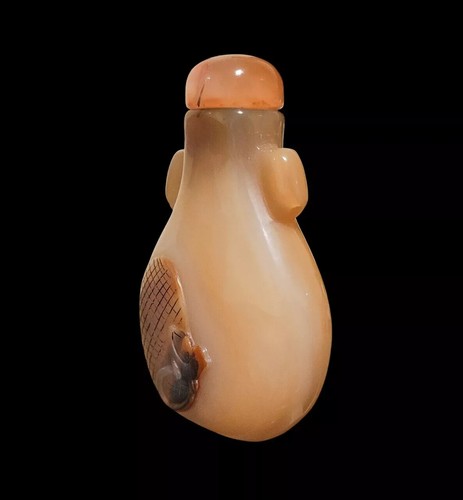 China, Natural Agate Stone Carved Snuff Bottle: A Bee on a Honeycomb - Picture 2 of 6