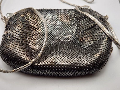 Whiting & Davis International Silvertone Mesh Crossbody Bag Purse Zipper Vintage - Picture 3 of 15