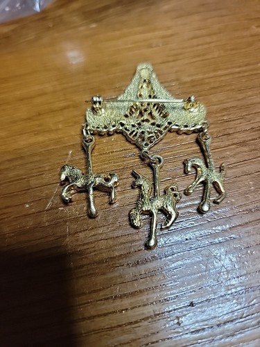 Vintage Karussell Hänger Pferd Einhorn Brosche filigran gold groß durchbrochen - Bild 4 von 6