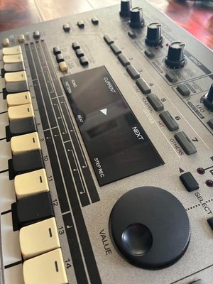 Roland MC-303 Groovebox Rhythm Machine Sequencer Mixer Music