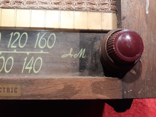 Vintage General Electric AM Tube Type Radio, Wood Cabinet, Brass Knobs. **Works! - Picture 3 of 10