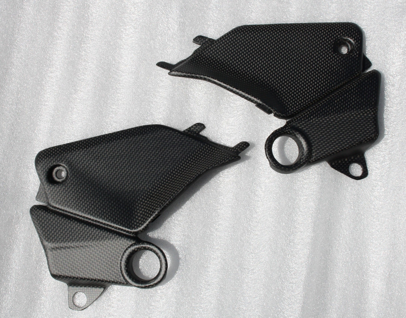 Caches sous réservoir carbone mat pour Ducati Panigale V4 sur piste