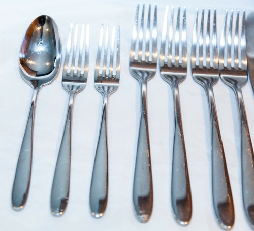 12 Pieces ONEIDA Stainless Steel Flatware 18/10 LOT Of Forks and Knives  - Picture 4 of 12