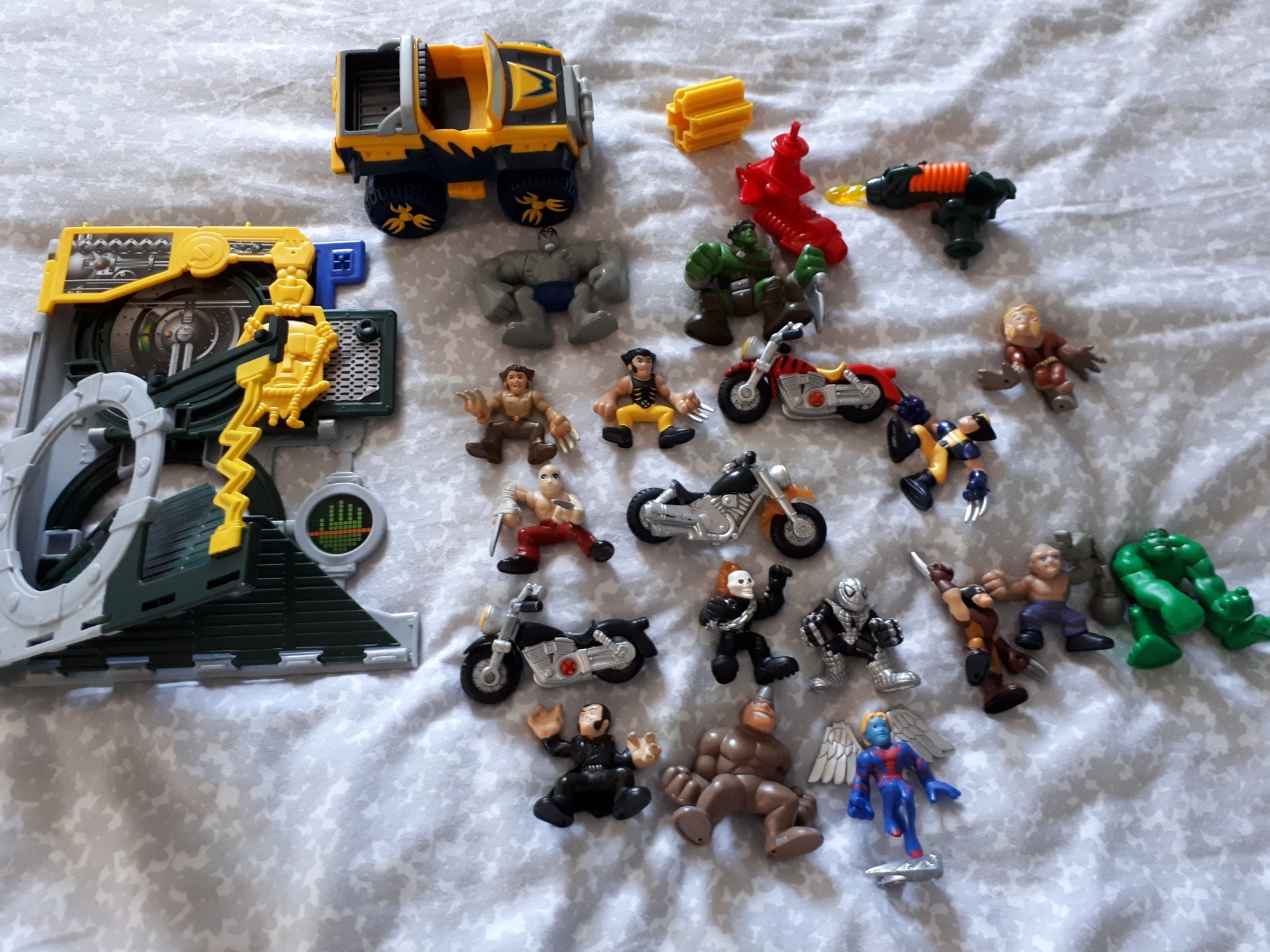 SUPER HERO SQUAD BUNDLE 15 x FIGURES, 3 x BIKES, 1 X CAR, 1 X PLAYSET SUPER HERO SQUAD BUNDLE 15 x FIGURES, 3 x BIKES, 1 X CAR, 1 X PLAYSET
