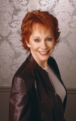 Reba McEntire Unsigned photo - Reba - Donation to Cancer Charity *18