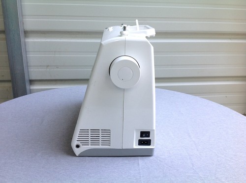 Singer Stylist Modell 7258 Nähmaschine, wie besehen - Bild 6 von 9