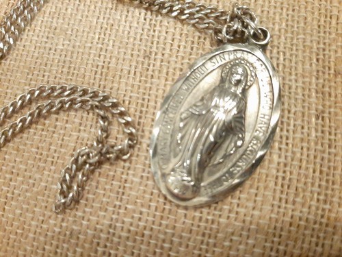 VINTAGE STERLING SILVER VIRGIN MARY MEDALLION PENDANT NECKLACE 17.4 grams - Picture 2 of 9