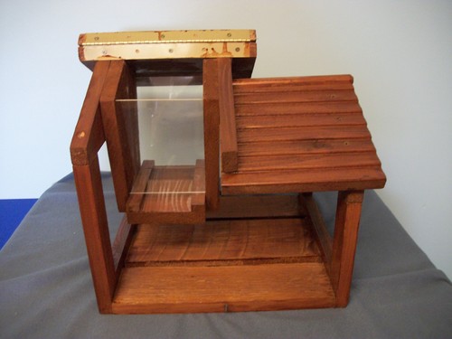 NEU!! GROSSER HANDGEFERTIGTER PAVILLON FLY-THRU; STAY DRY CABIN STYLE VOGELFUTTERHAUS - Bild 4 von 8