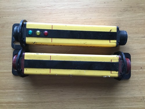 A pair of 1x FS4304BX-1/ 1x FS4304BR-1