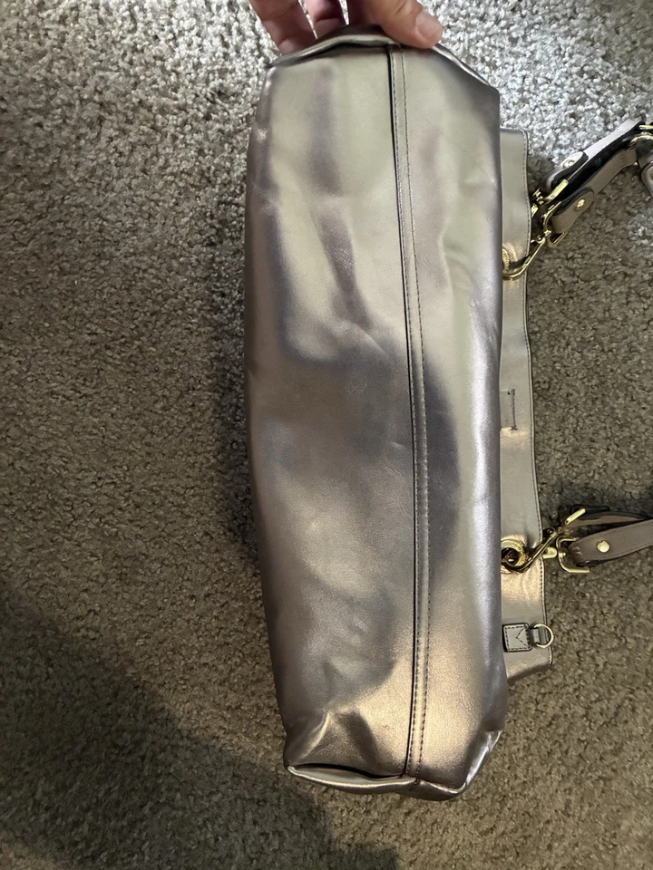 Novo com etiquetas! *LEIA!* Bolsa tote Calvin Klein Sonoma reversível novidade norte/sul azul/prata - Imagem 3 de 4