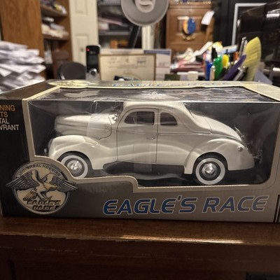 Eagle s Race 1940 White Ford Deluxe Hard Top 1:18 Scale By Universal Hobbies