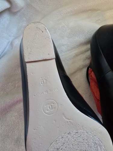 Chanel CC Schwarz Leder Keilabsatz Mary Jane Silber Charms Nieten Größe 40 / 9 - Bild 12 von 21