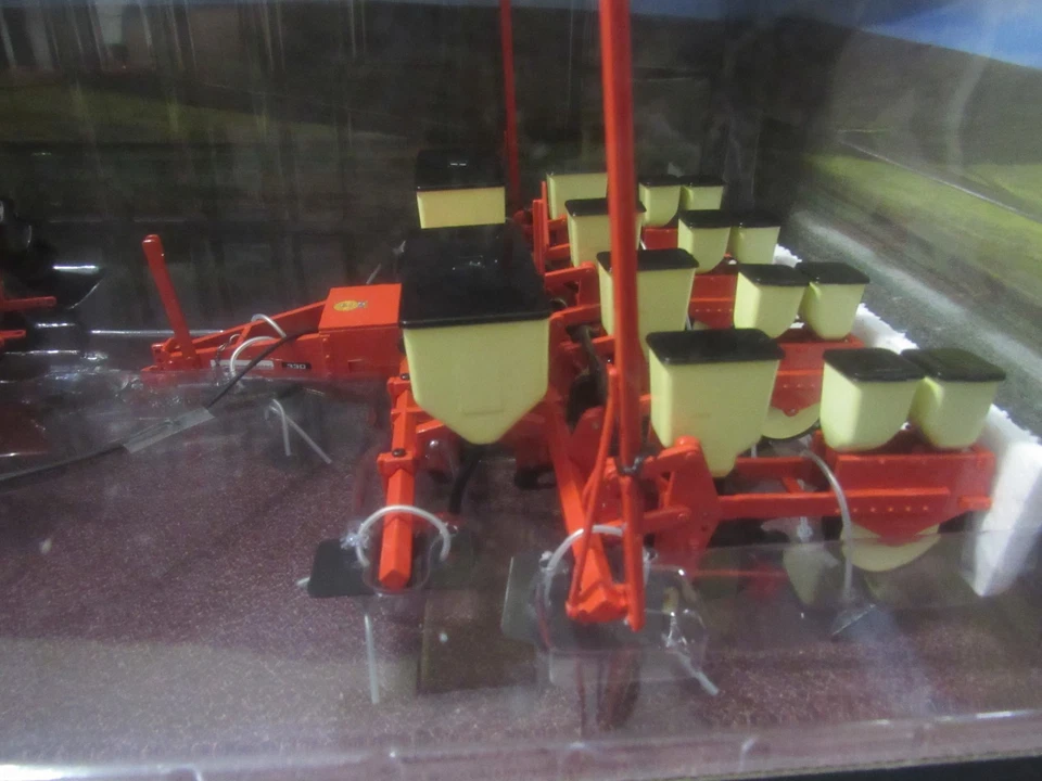 SPECCAST 1/16 2023 IOWA FFA ALLIS-CAHLMERS D15 TRACTOR W/330 4-ROW PLANTER - NIB - Image 4 of 4